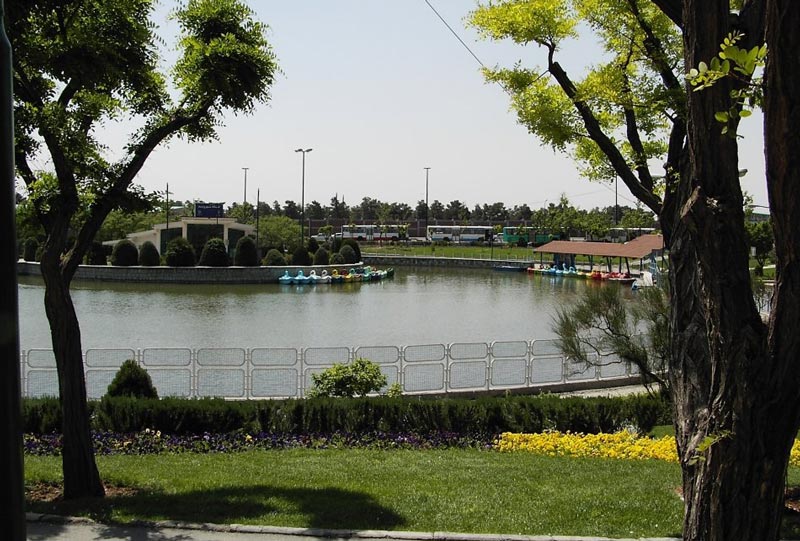 Almahdi Park artificial lake, one of the top 10 parks near Espinas Persian gulf hotel in Tehran