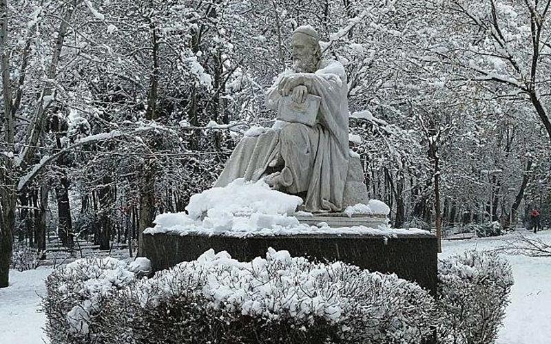 Statue of Khayyam in Laleh Park in Tehran - HotelOneClick