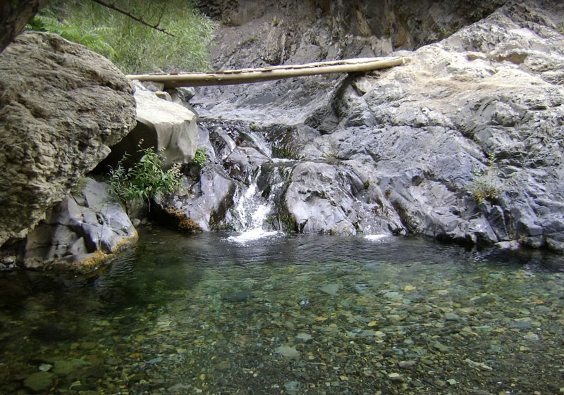 Darabad road , one of the best mountaineering routes for Azadi Hotel passengers in Tehran