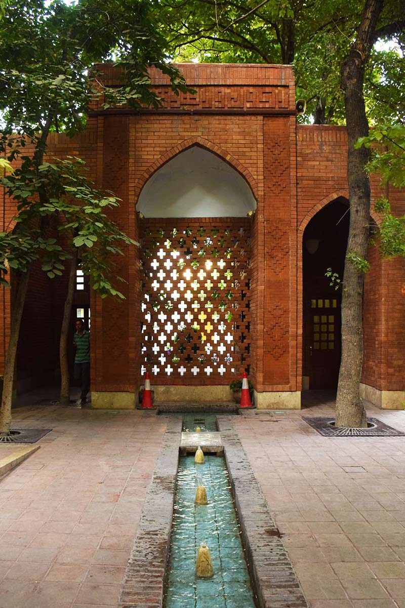 Pools and fountains iranian garden - HotelOneClick